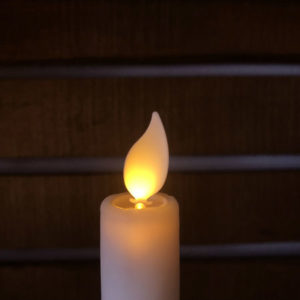 chandelle-contemporaine-LED-blanc-flamme